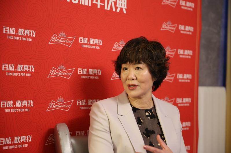 郎平(右)与古巴摔跤教练迪亚斯共同领取国际奥委会教练终身成就奖。(取材自央视新闻)