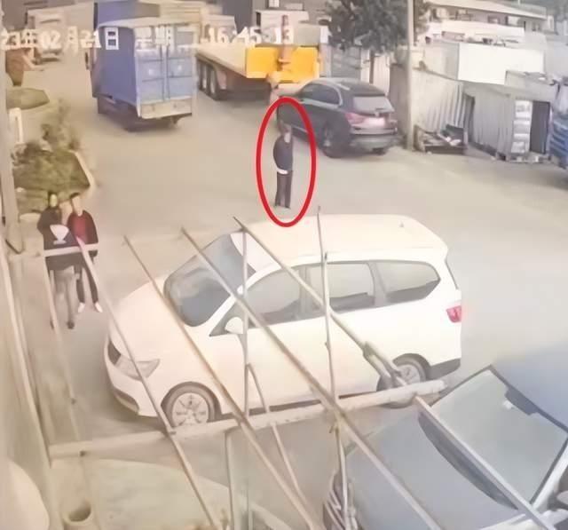 95岁老翁车祸住院三个月,后因自身因素去世,司机仍被判刑。(监控画面截屏)