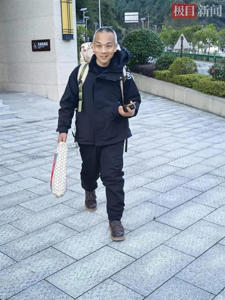 鞋垫藏细绳?荒野求生「老中医」被淘汰 喊冤:粉丝送的 「老中医」回应鞋垫里夹绳子被罚退赛,他称自己是冤枉的。(取材自极目新闻)