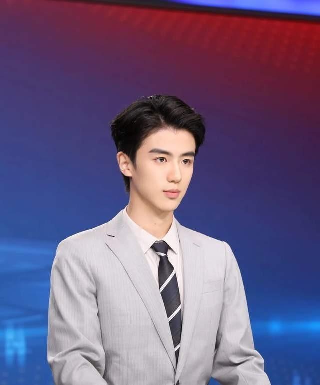 兰钦元浓眉大眼,被赞「文科状元脸」。(视频截屏)