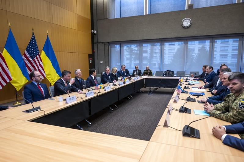 美乌代表团23日在瑞士日内瓦会谈。欧新社