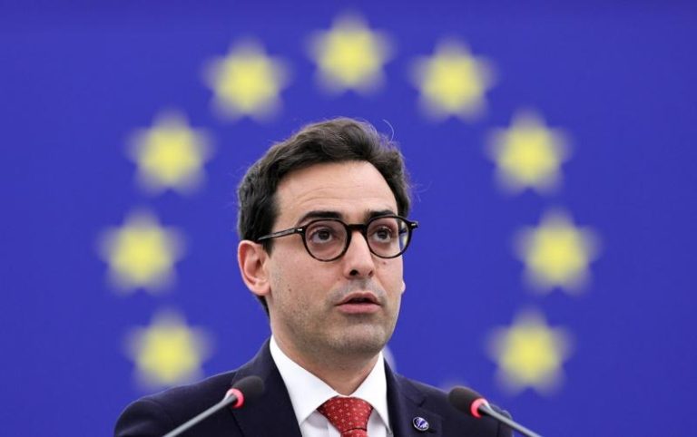 欧洲联盟负责产业政策的运行委员塞儒内（Stephane Sejourne）25日表示，面对中国对稀土出口实施的限制措施，欧盟必须加大努力，摆脱对中国稀土的依赖，因为这些限制等同于北京当局的「勒索」。欧新社