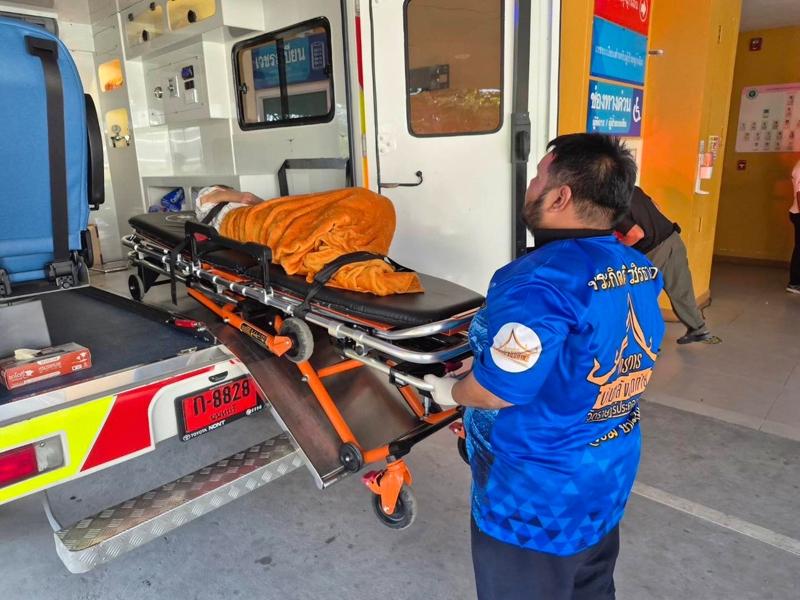泰国暖武里府的瓦叻帕空探寺23日原本安排为一名老妇人进行火化,随后却发现她仍然活着,图为急救人员将她送往当地医院。(美联社)
