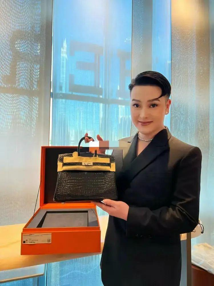 网红柏公子喜欢展示购买的奢侈品、名贵服饰。(取材自红星新闻)