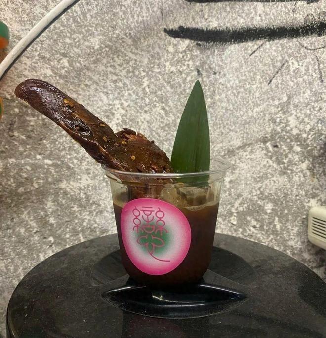 浙江90后咖啡老板推出「鸭头咖啡」火了。(取材自潮新闻)