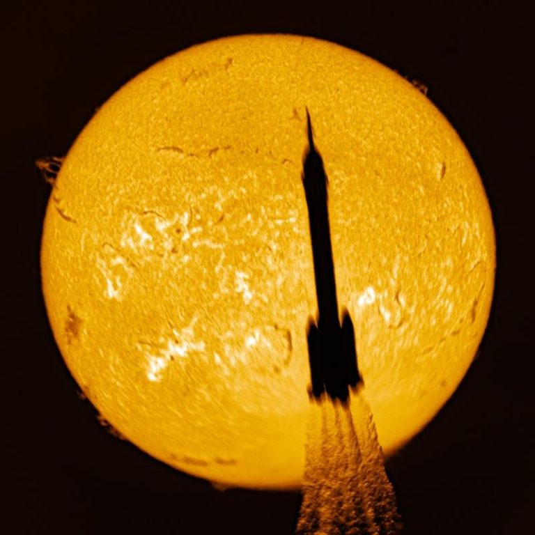 神22成功升空 首次应急救援 任务标识「TGYJ1」惹关注 神舟22号飞船与长征火箭成功分离并进入预定轨道,发射任务取得圆满成功。图为使用日珥镜拍摄的火箭凌日瞬间。(新华社)