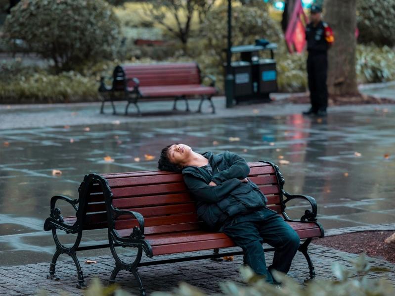 中国青年的「躺平」不只是在家就业、啃老,即使只在公园内躺着,也有他们向往的「松弛」感。示意图。(欧新社)