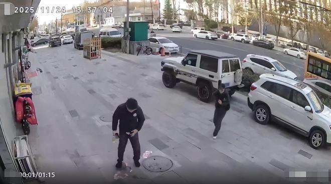 男子从银行出来,5万元现金被风吹飞200米。(视频截屏)