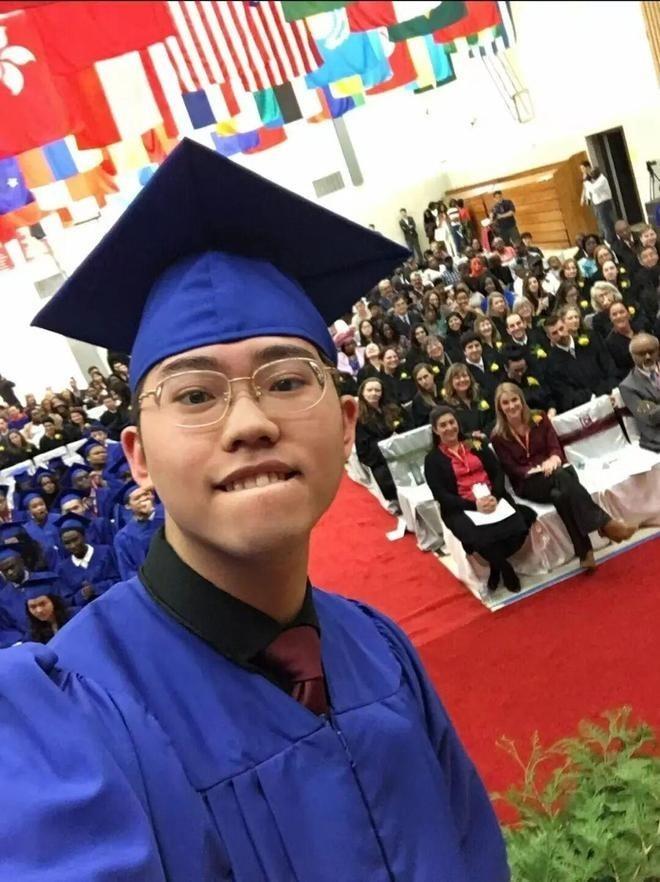 小叶开奔驰摆摊卖盒饭。(取材自橙柿交互·都市快报)