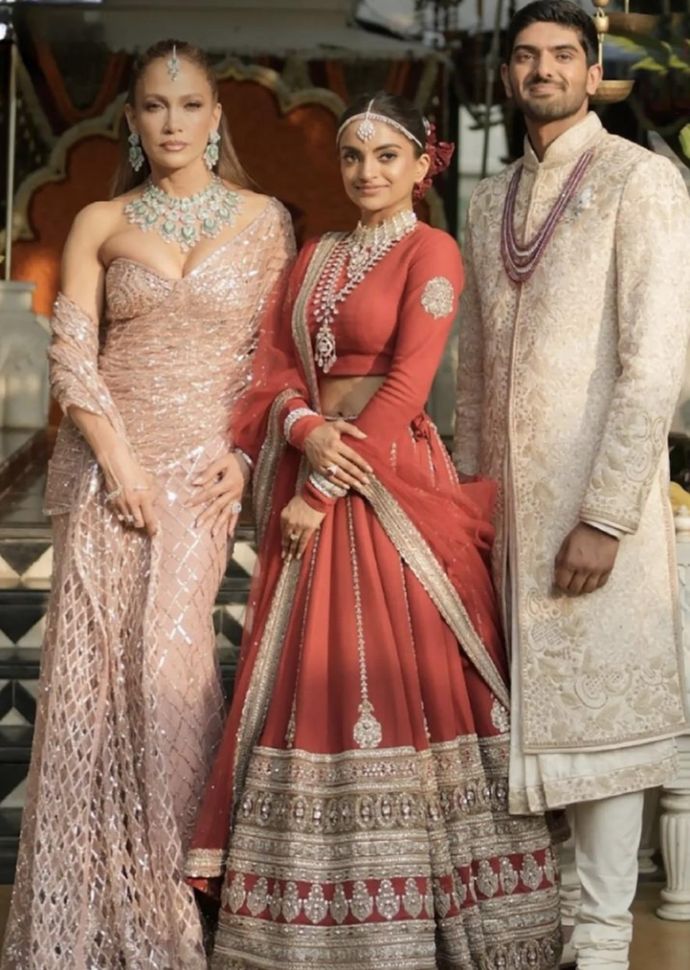 珍妮佛罗培兹担任印度奢华婚宴的歌手，开心和新人合影。（取材自Instagram）