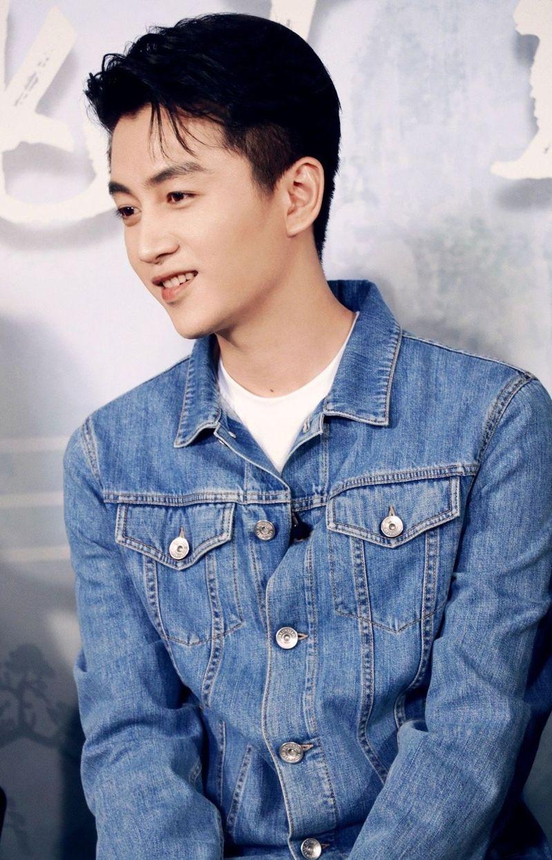 陈晓离婚后首亮相,脸部颧骨突出、两颊凹陷,被指断崖式衰老。(取材自微博)