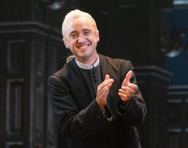 汤姆费尔顿重现跩哥马份经典造型。(美联社)