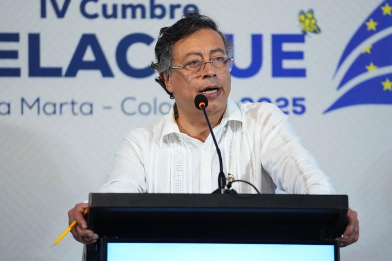 哥伦比亚总统裴卓(Gustavo Petro)接受CNN专访时说,美国在加勒比海及太平洋地区加强军事行动,川普政府向委内瑞拉扩大施压,主要用意就是企图取得石油,而不是打击毒品走私。(新华社数据照)