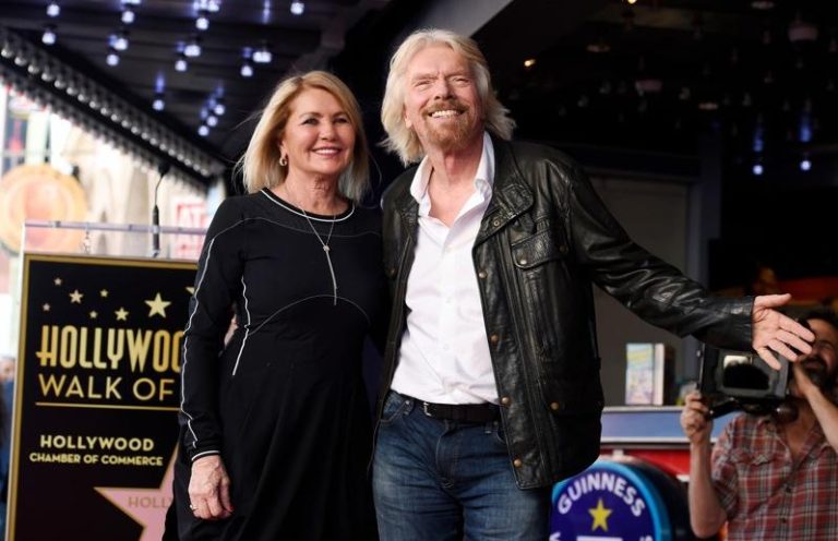 英国企业家布兰森（Richard Branson，右）宣布妻子坦普尔曼（Joan Templeman，左）辞世。美联社