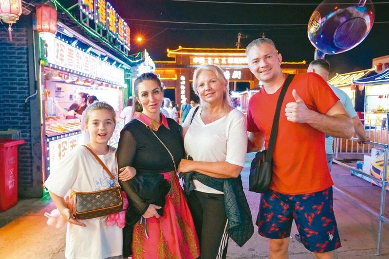 中国已与29个国家全面互免签证，并对48个国家实行单方面免签，持续加强入出境便利化措施。图为俄罗斯游客在吉林省珲春市一景区内参观游览。（新华社）