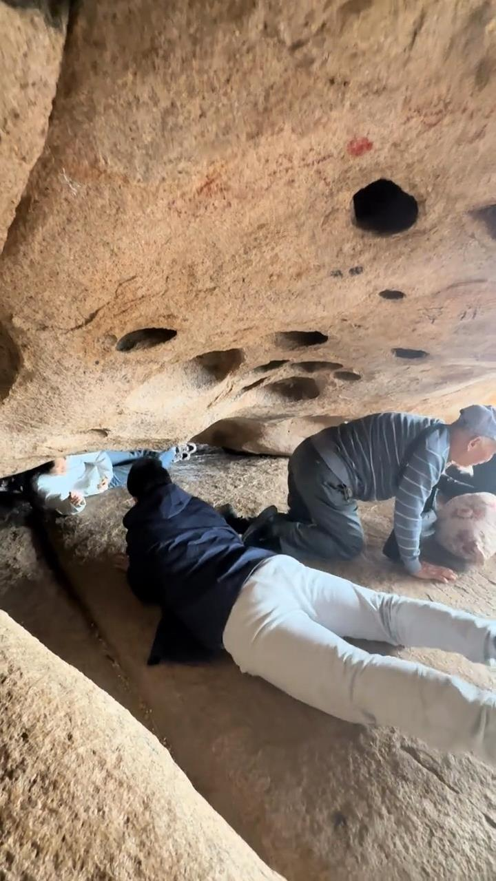 游客穿过「滚龙洞」。（视频截屏）