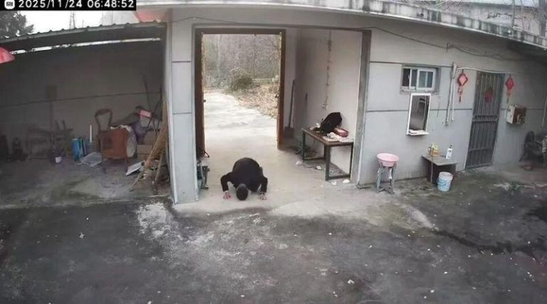 「没父母后 家不再是家」 80后跪别无人老宅 网友心戚戚 范先生跪别老家并三叩首。(取材自九派新闻/受访者提供)