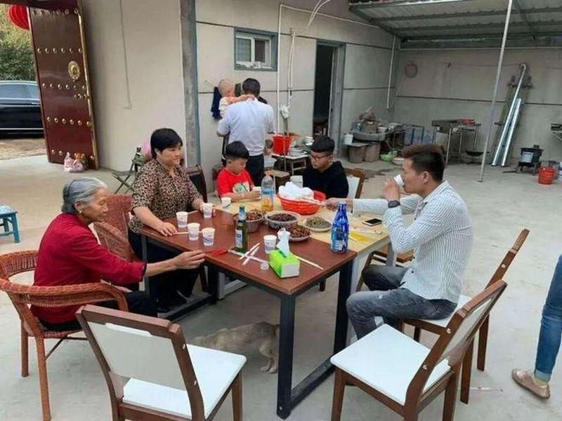 范先生跪别老家并三叩首。(取材自九派新闻/受访者提供)