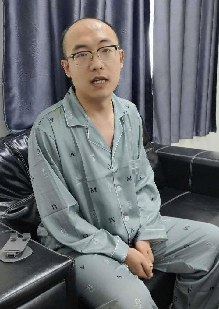 男星仝卓（左）的表弟李怡亨（右）赴柬埔寨失联多日，在仝卓发求救文后，李怡亨已获救。（取材自仝卓微博）