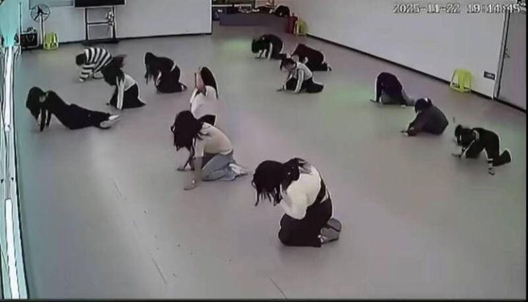 中舞蹈老师低血糖晕倒 全班小朋友误会了…秒跟进趴下 中国一名舞蹈老师在教学期间突然因为低血糖而晕倒,全班学生看到这一幕,却没有丝毫怀疑,反而误以为这是老师在示范一个「新动作」。(视频截屏)