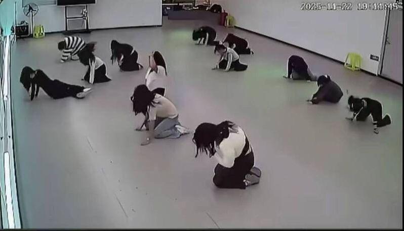 中国一名舞蹈老师在教学期间突然因为低血糖而晕倒,全班学生看到这一幕,却没有丝毫怀疑,反而误以为这是老师在示范一个「新动作」。(视频截屏)