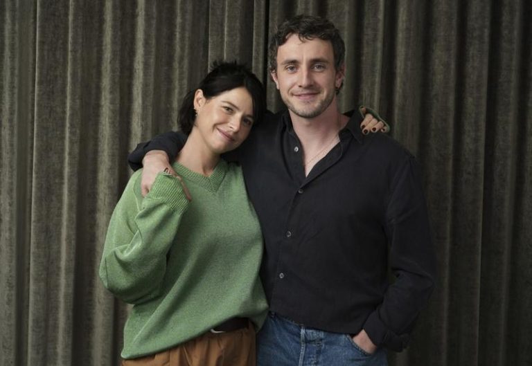 「哈姆奈特」女主角洁西伯克利（左）与男主角保罗麦斯卡（右）在多伦多国际影展期间合影。（美联社）