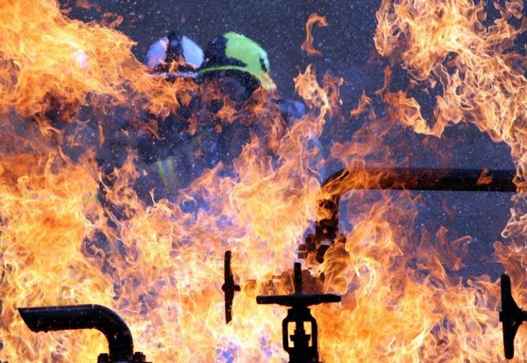 1973年日本大阪千日百货大楼火灾造成逾百亡，国家与消防机关全面检讨大楼防火制度。图为训练中的消防员，与新闻无关。（路透alamy）