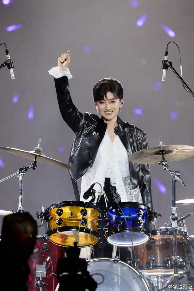 71岁赵雅芝出席派对打鼓，活力十足。（取材自微博）