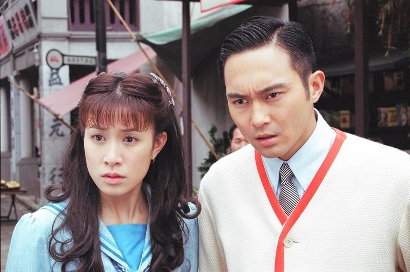 71岁赵雅芝出席派对打鼓，活力十足。（取材自微博）