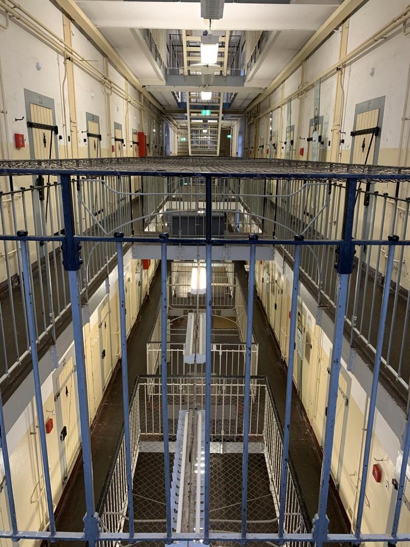 德国传统封闭式监狱走廊。图为东德时期关押政治犯的包曾(Bautzen)监狱,现为纪录冷战时期东德威权统治的人权纪念馆。(中央社)