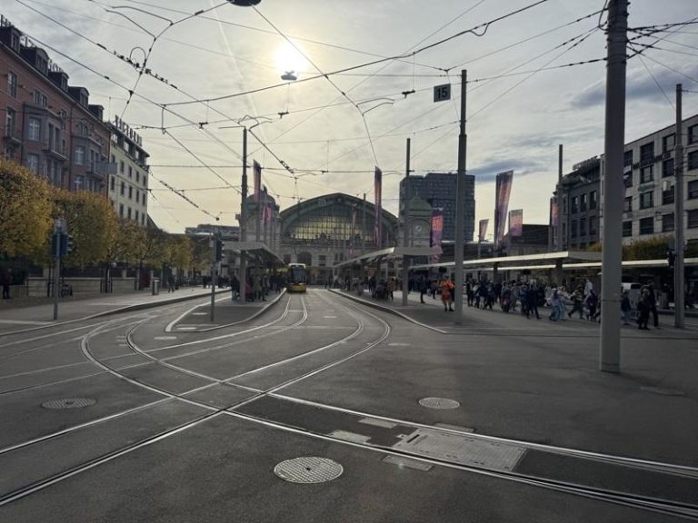 瑞士小镇科技执法 交通罚款每日进帐逾12万美元 巴塞尔是瑞士第三大城,每天有约3万5000人从法国与德国通勤至瑞士工作,但部分通勤者因不熟悉瑞士交通规则而受罚。图为巴塞尔市区火车站前电车站,摄于10月31日。(中央社)