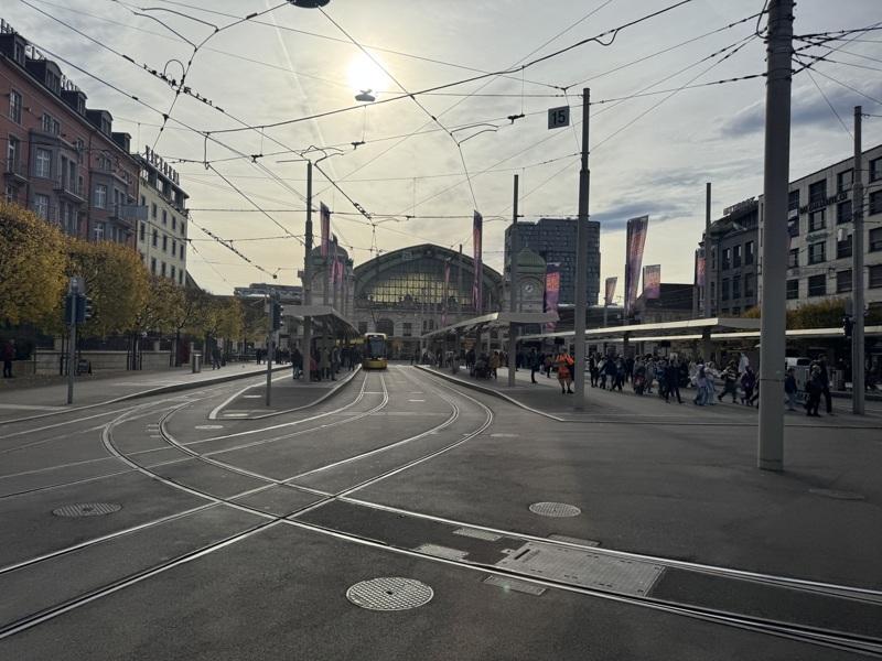 巴塞尔是瑞士第三大城,每天有约3万5000人从法国与德国通勤至瑞士工作,但部分通勤者因不熟悉瑞士交通规则而受罚。图为巴塞尔市区火车站前电车站,摄于10月31日。(中央社)