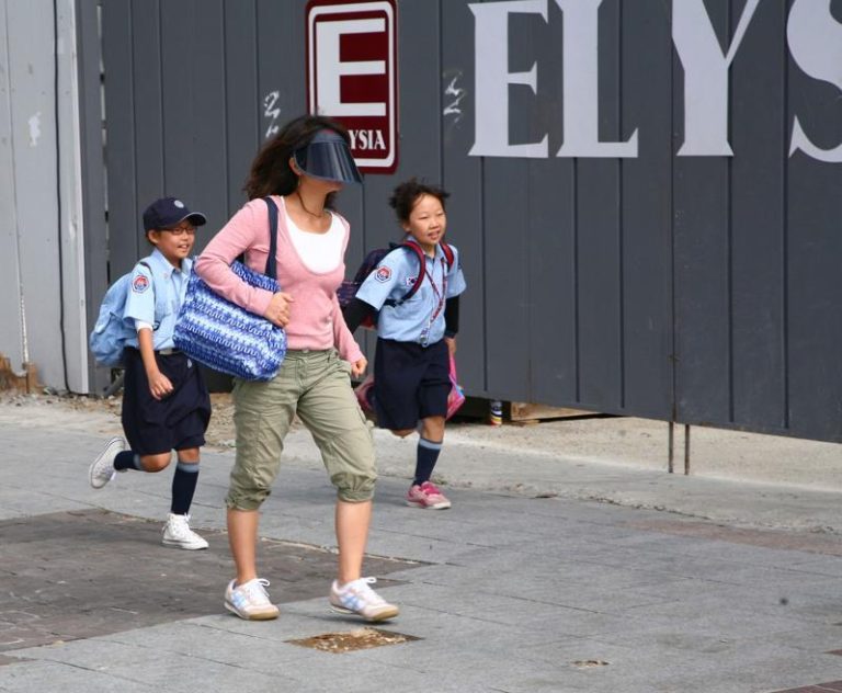 小学生也需要照顾 南韩公务员子女12岁前都能请育婴假 南韩政府预告修法,公务员申请育婴假子女年龄标准提高到12岁,也就是小学六年级。(路透alamy)