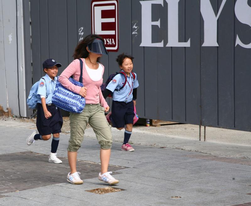 南韩政府预告修法,公务员申请育婴假子女年龄标准提高到12岁,也就是小学六年级。(路透alamy)