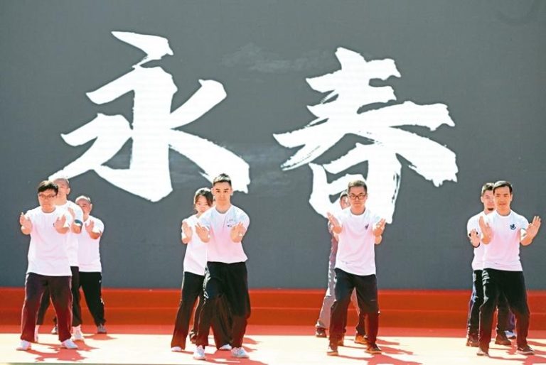 大湾区网文、网游、网剧新3样 文化出海重要力量 广东推动粤港澳大湾区文化创意产业,图为2025年永春白鹤拳传承发展大会。广东、香港武术团体上台表演。 (中新社)