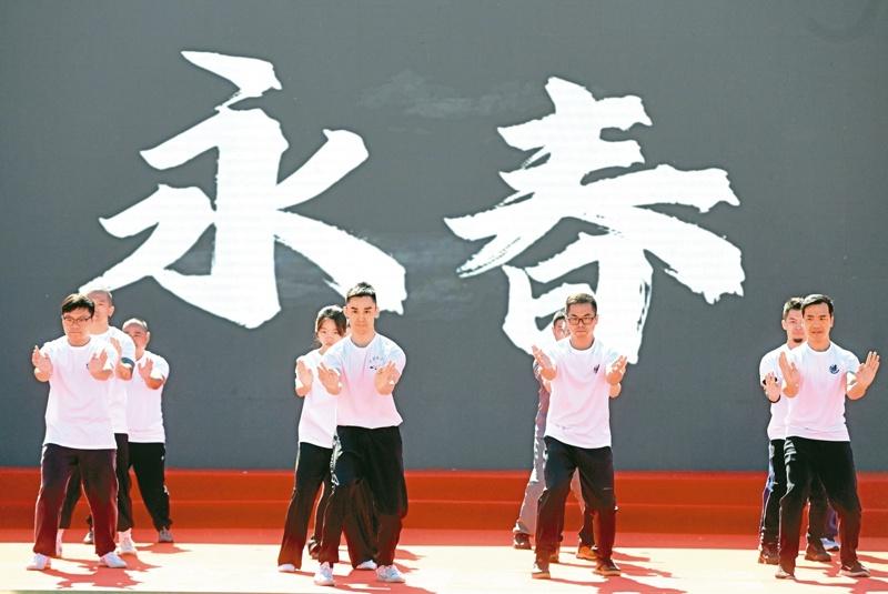 广东推动粤港澳大湾区文化创意产业,图为2025年永春白鹤拳传承发展大会。广东、香港武术团体上台表演。 (中新社)
