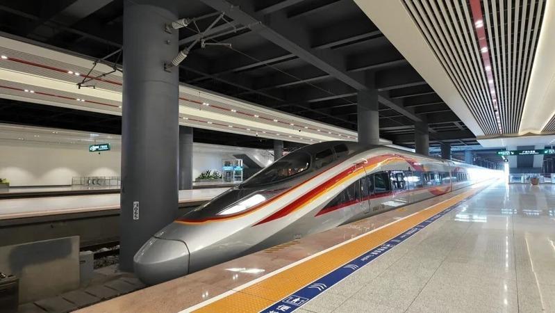 广湛高铁试运行列车从广州白云站始发。(取材自南方+)