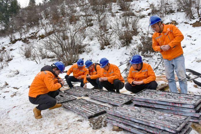 四川省松潘县东北寨金矿,累计查明金资源量81.06吨,规模达到特大型,是目前四川最大的金矿。图为专家在查看钻探的岩心。(取材自澎湃新闻)