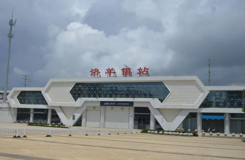 云南昆明洛羊镇火车站27日凌晨发生试验列车追撞施工作业人员事故,造成11人死亡、2人受伤。图为洛羊镇站。(取材自微博)