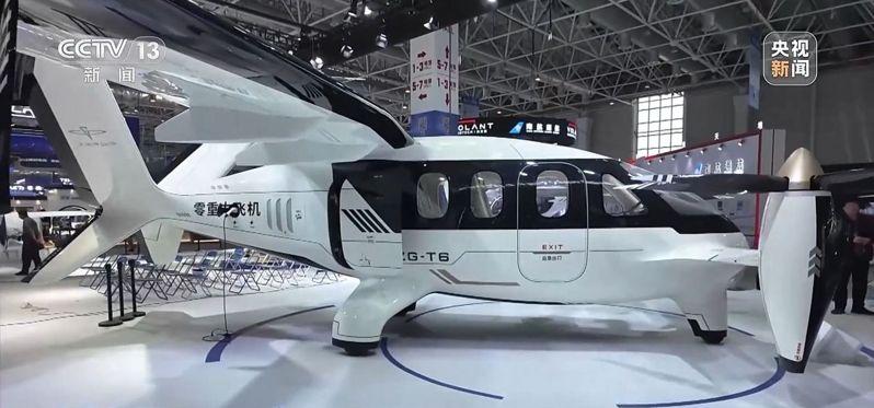 室内展区，一款大型eVTOL飞行器也吸引了观众的目光。（央视画面截屏）