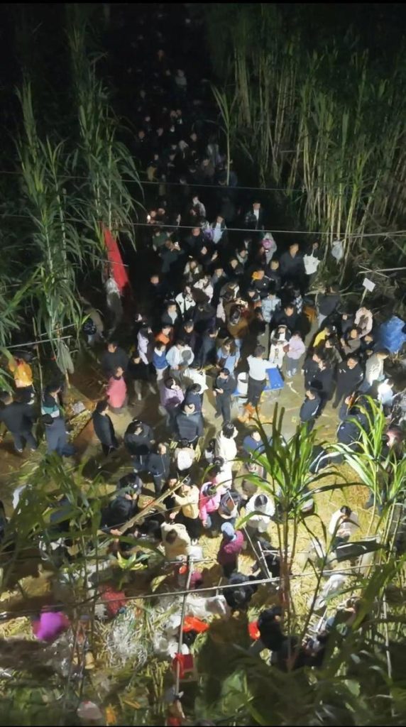 「自助偷甘蔗」另类密室逃脱 情绪价值变现 入夜后童鹏飞甘蔗地里人头攒动。(取材自小二爱航拍)