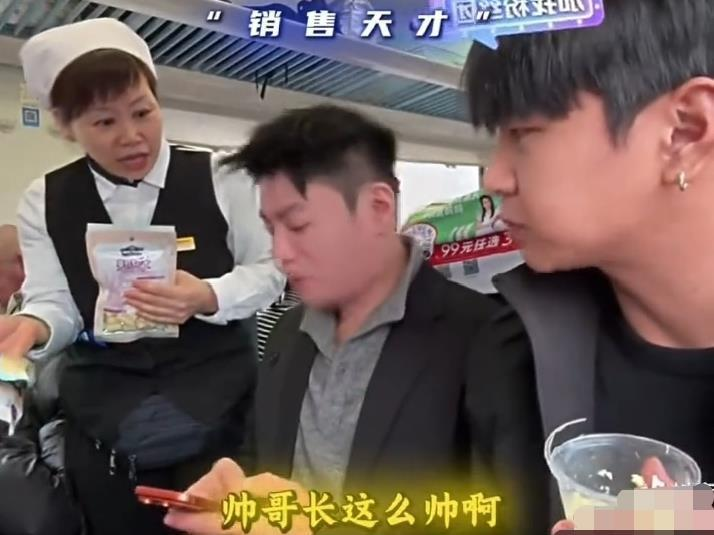 列车售货员和网红博主相互拥抱。（视频截屏）