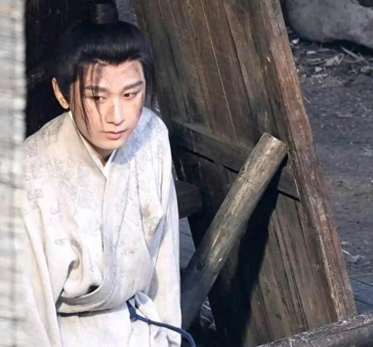 成毅吊钢丝撞上障碍物从高空坠落,后脑勺直接触地受伤。(视频截屏)