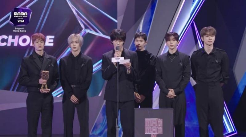 朴宝剑一脸肃穆穿着黑西装登场。图／翻摄自Mnet