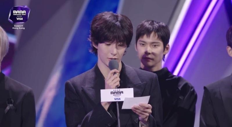 朴宝剑一脸肃穆穿着黑西装登场。图／翻摄自Mnet