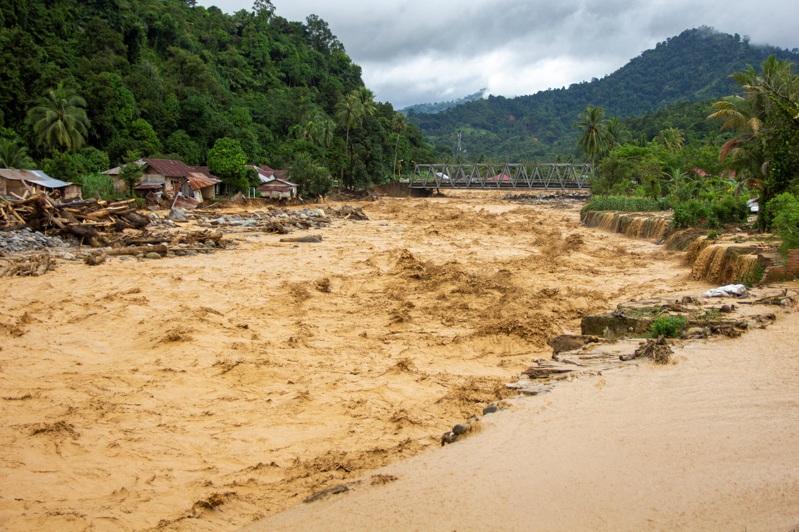 印尼西苏门答腊省巴东市河岸附近，28日洪水暴发把房屋冲毁。路透