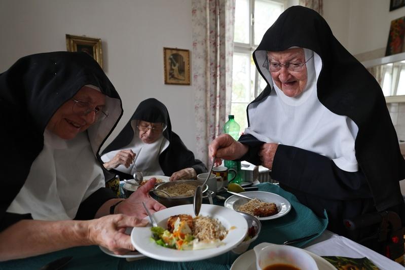 三名对抗修道院的修女。(路透)