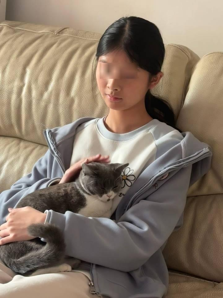 深圳14岁男生杀害女同学被判无期，被害人的母亲跪在女儿墓前痛哭并告知结果。(取材自极目新闻)