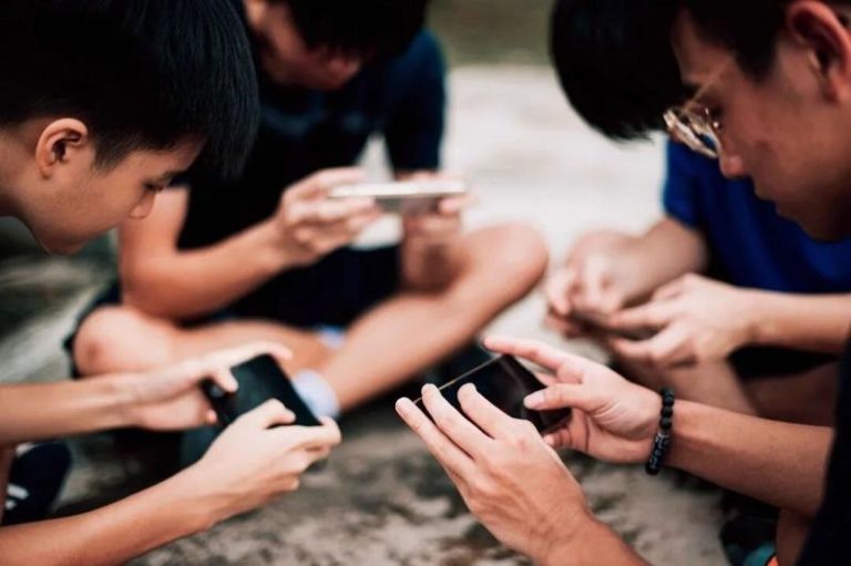 1天玩10小时 游戏障碍与赌博同属「成瘾行为」 青少年是游戏成瘾的高风险群。(取材自中国新闻周刊/视觉中国图)