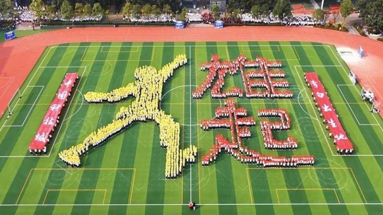 真人动图「绵阳雄起」火爆出圈。（取材自华西都市报）